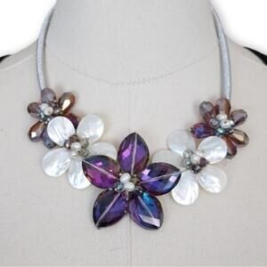 🆕️ Large Crystal Flower Necklace [NWT!]